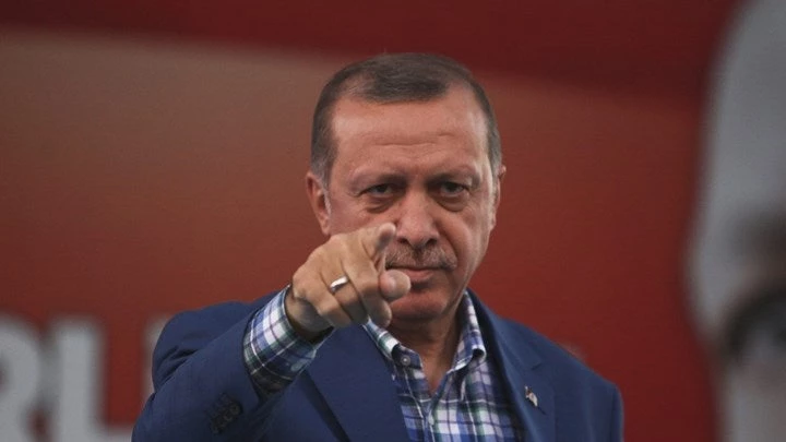Ξηλώνεται το «πουλόβερ» του Ερντογάν – Θα ακυρωθούν οι εκλογές στην Τουρκία; – Χαμηλή «πτήση» του «Σουλτάνου» στις δημοσκοπήσεις